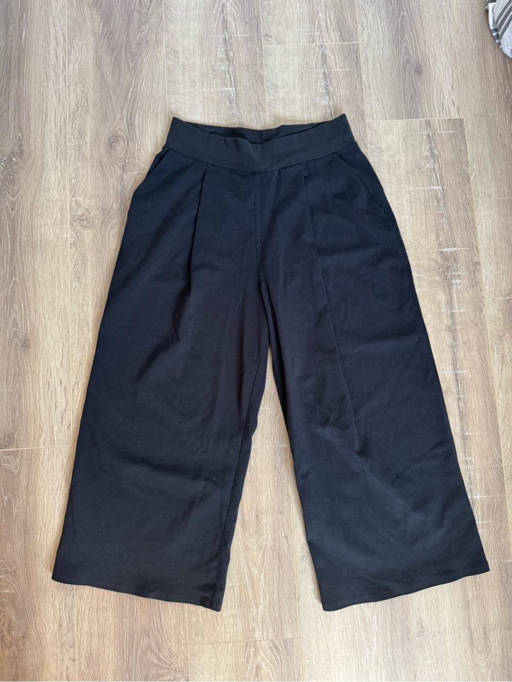 Lululemon cropped wide leg pants with pleats and pockets